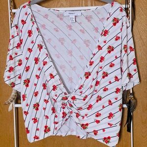 LIKE NEW Forever 21 Plus Floral Knotted Crop Top🛍